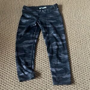 Athleta Girl Camo Capri Leggings Size XL/14